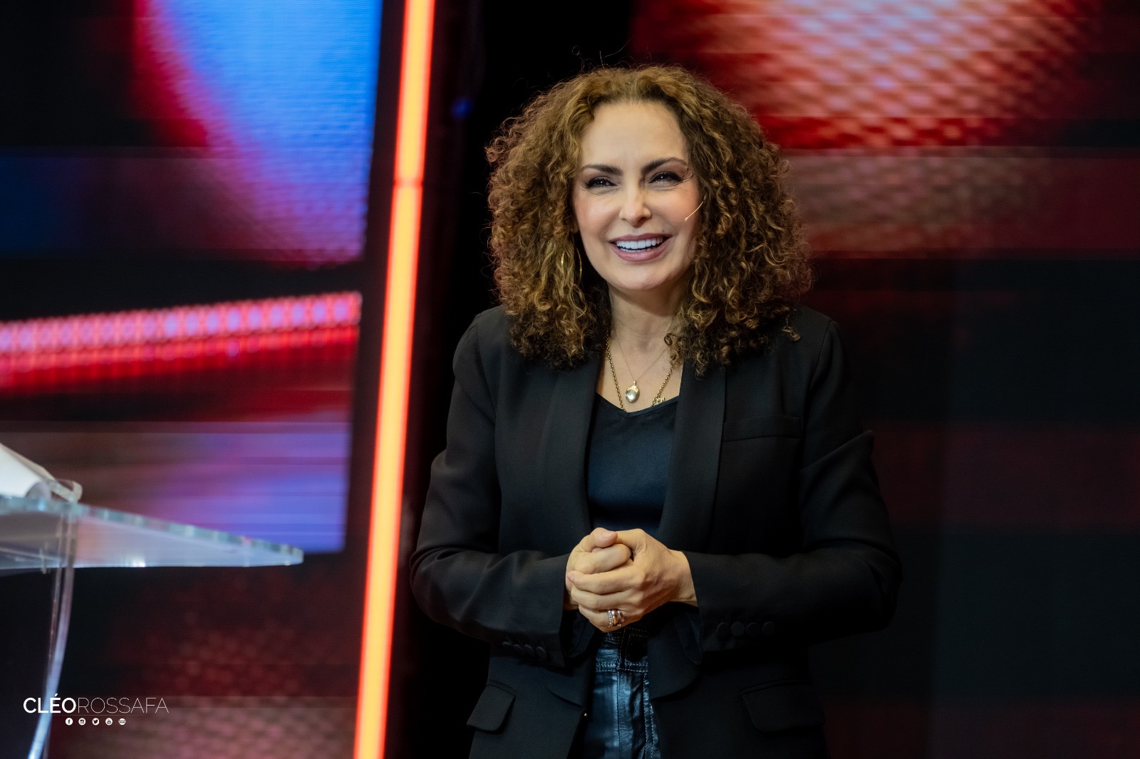 Bispa Cléo Ribeiro Rossafa sorrindo no palco